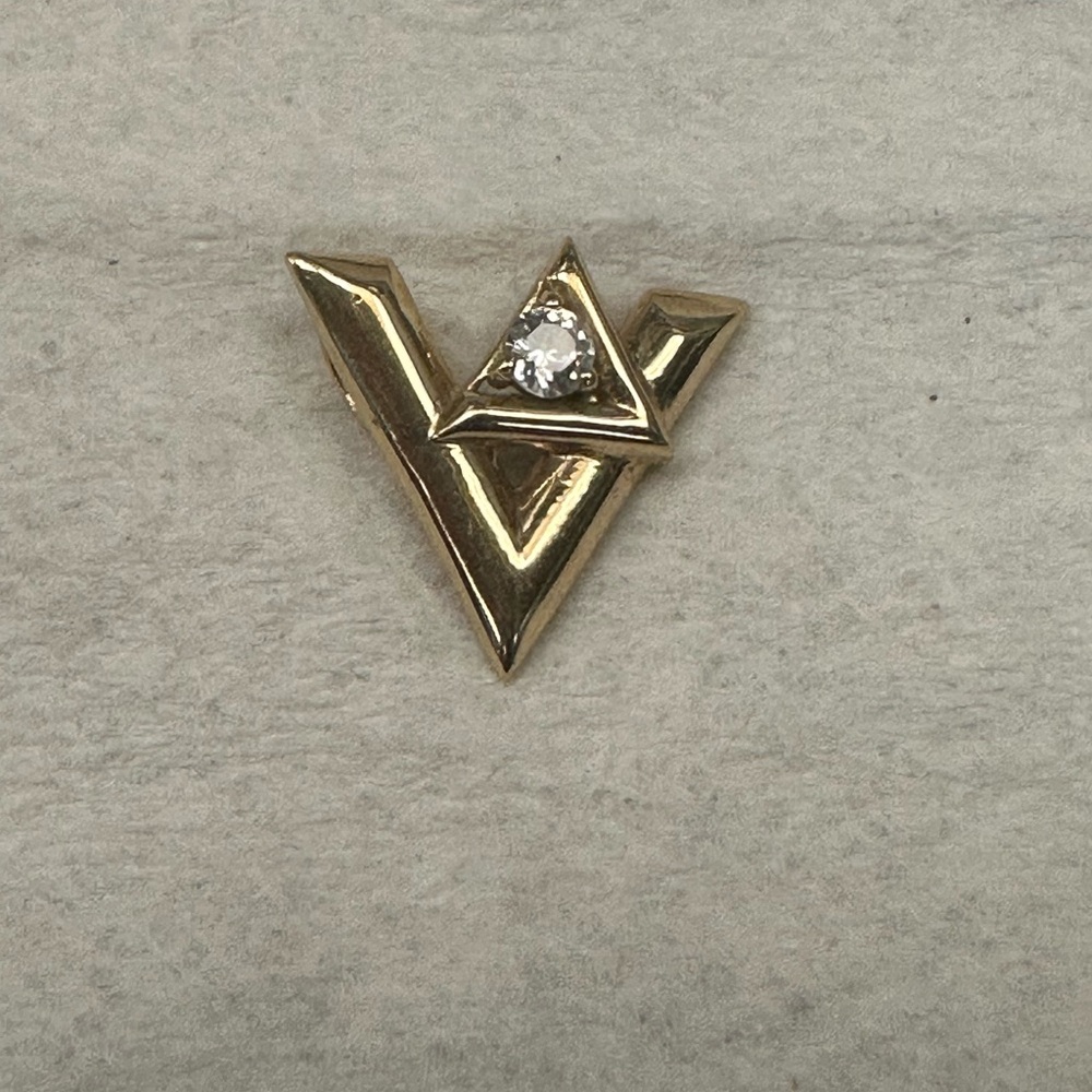 18kt gold V pendant with stone